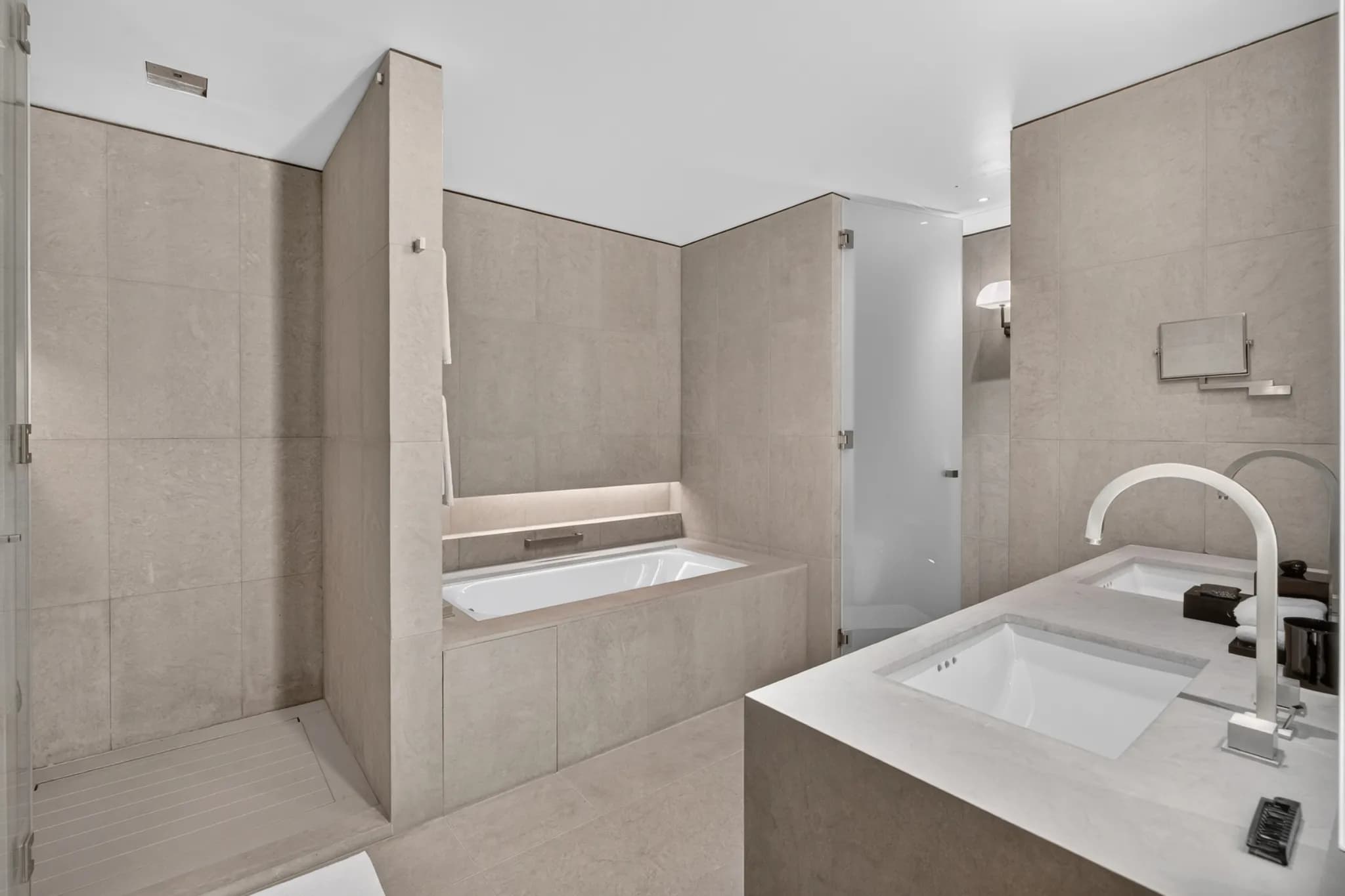 A 2-bed Armani Residence overlooking the fountains in Downtown - 16