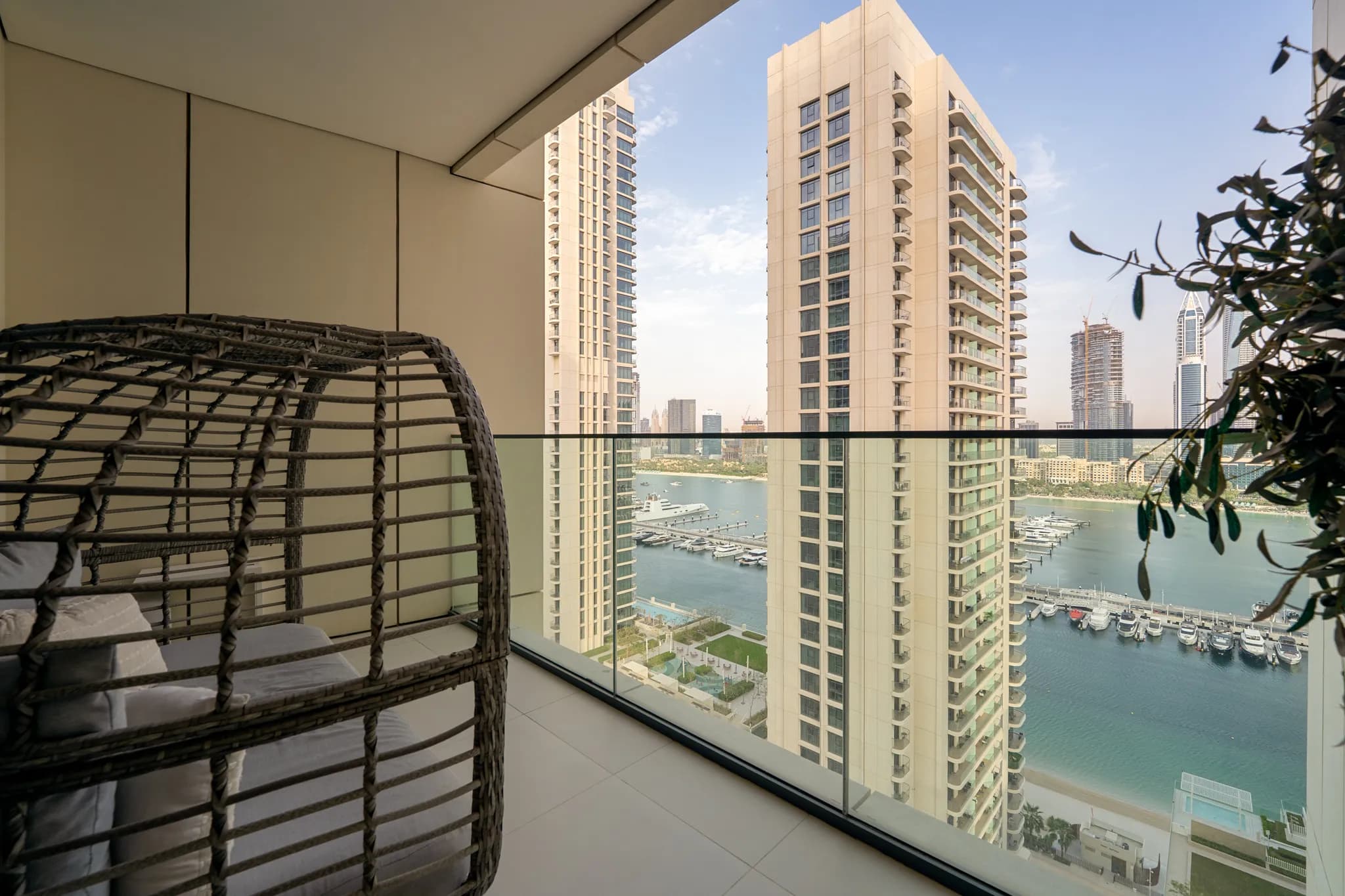 3-bed upgraded apartment in Beach Vista Emaar Beachfront - 14