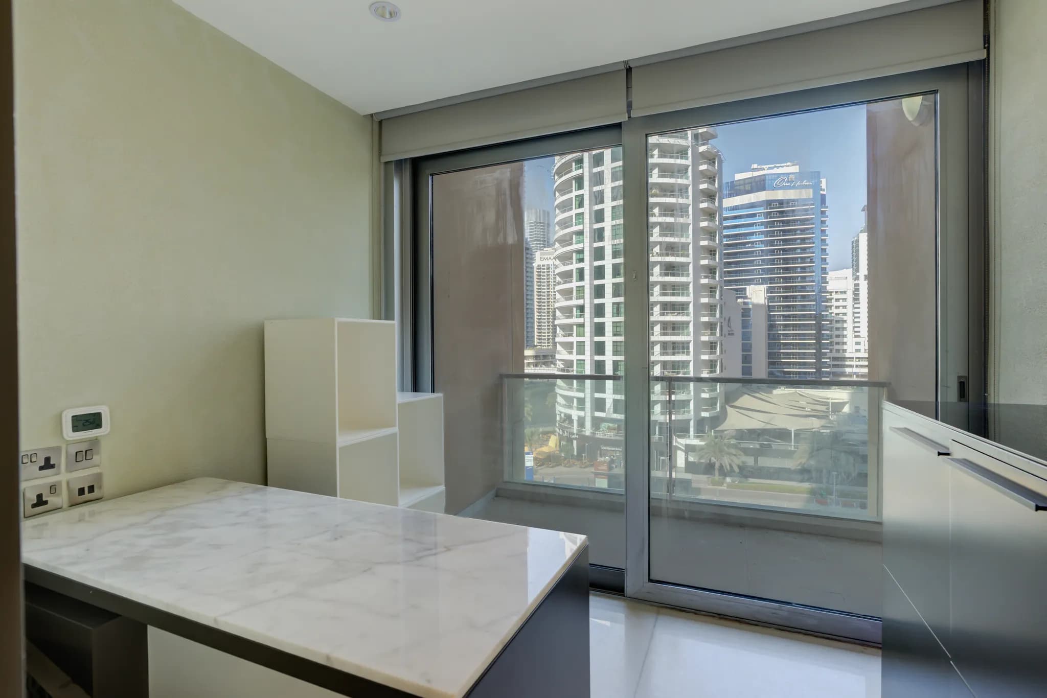 A ready-to-move-in office in the Marina Mall Hotel - 9