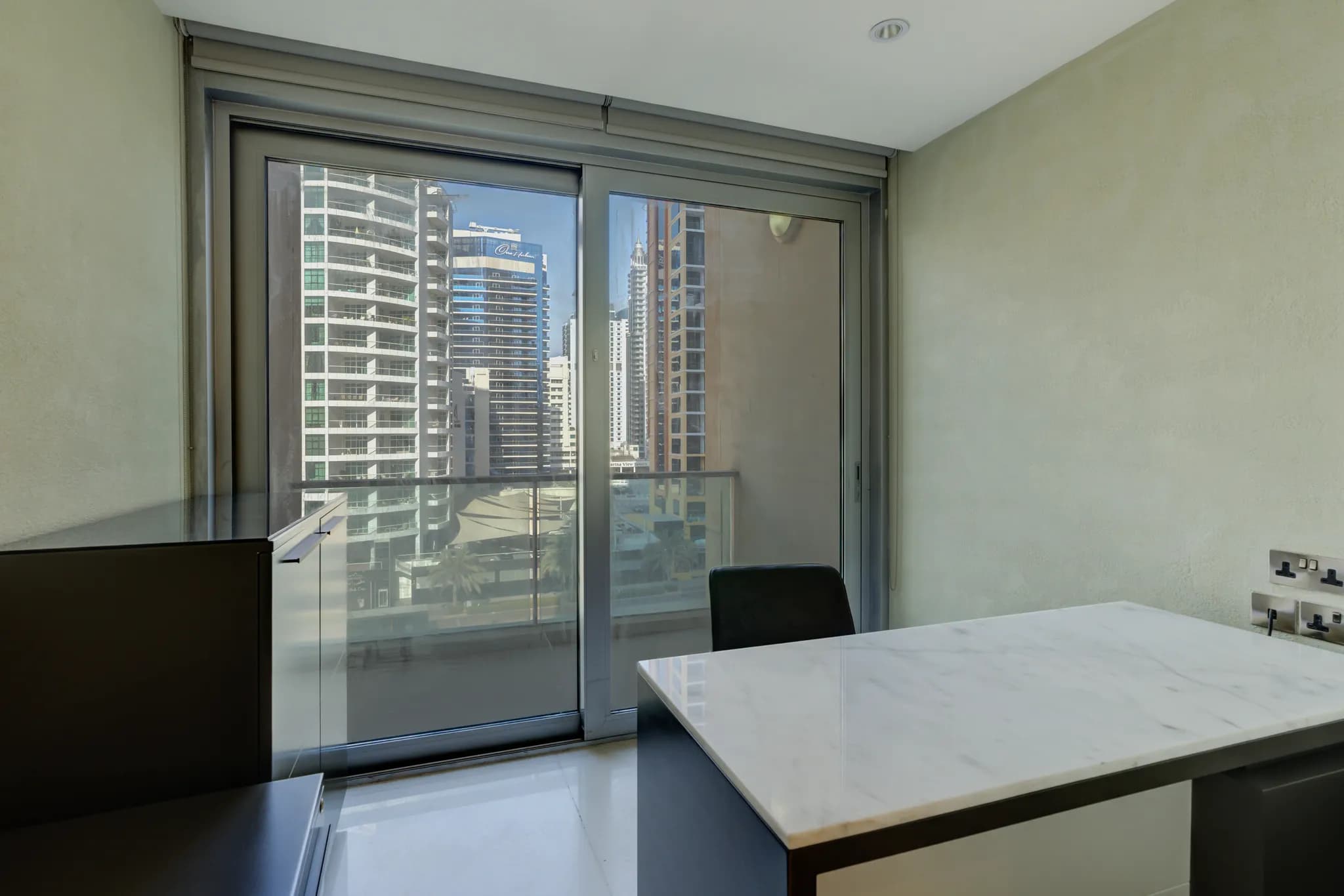 A ready-to-move-in office in the Marina Mall Hotel - 10
