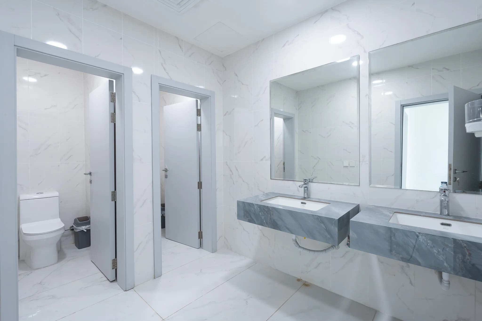 Well-combined office space in Iris Bay Tower, Business Bay  - 9