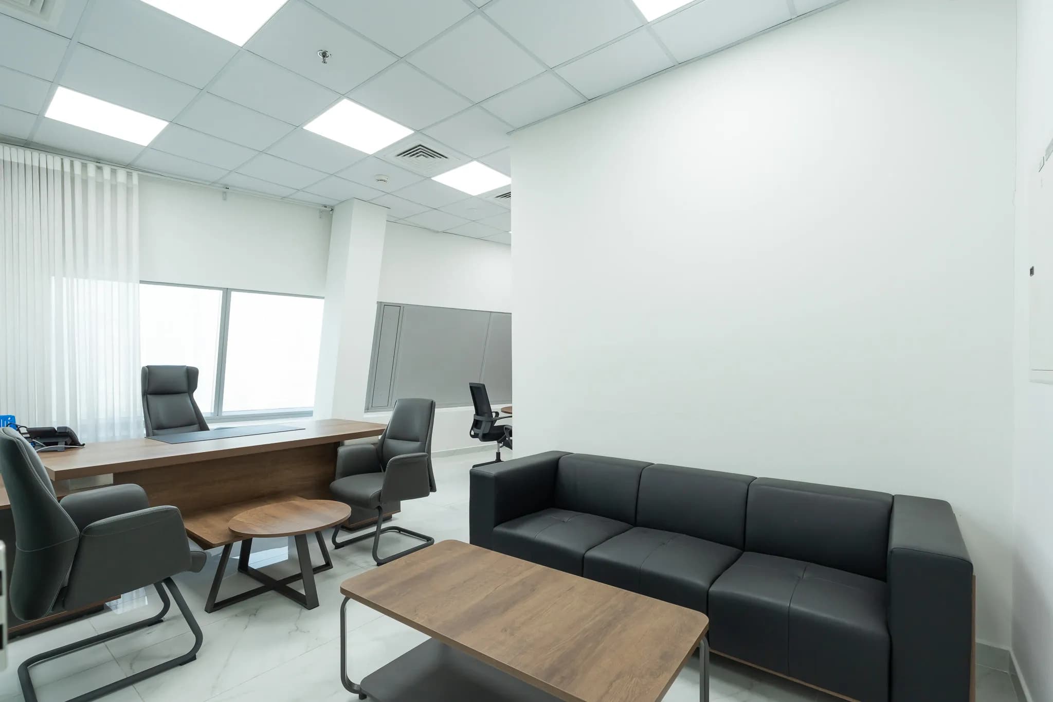 Well-combined office space in Iris Bay Tower, Business Bay  - 16