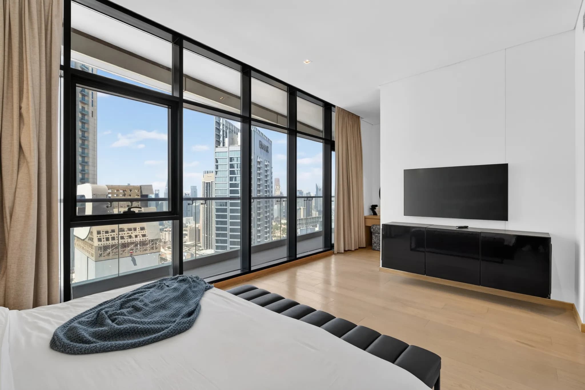 A refined 4-bedroom penthouse in RP Heights, Downtown Dubai - 11