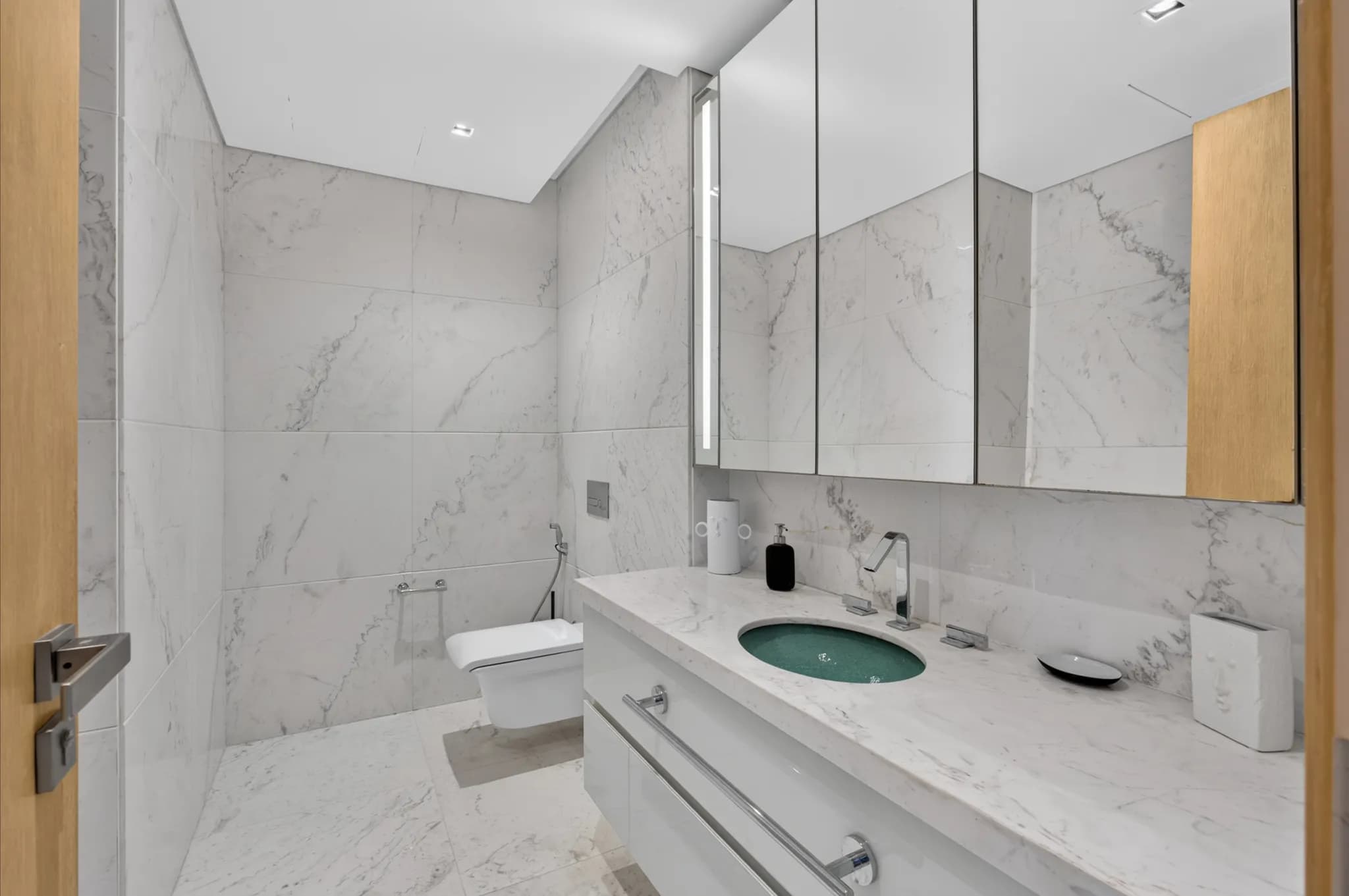 A refined 4-bedroom penthouse in RP Heights, Downtown Dubai - 17