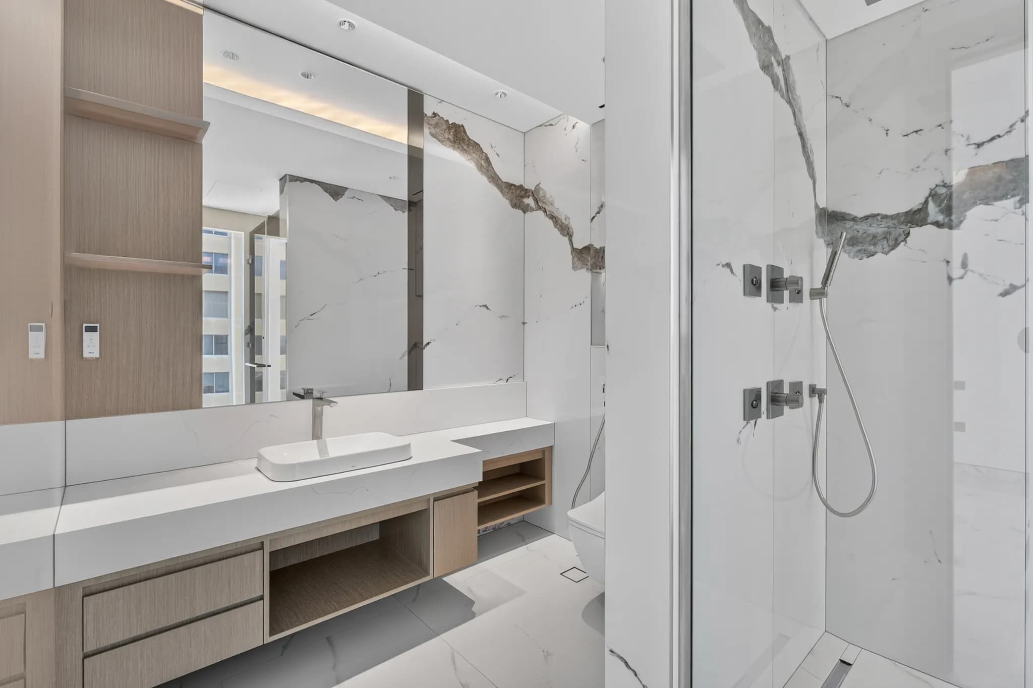 New 4-bedroom penthouse with panoramic Internet City views - 13