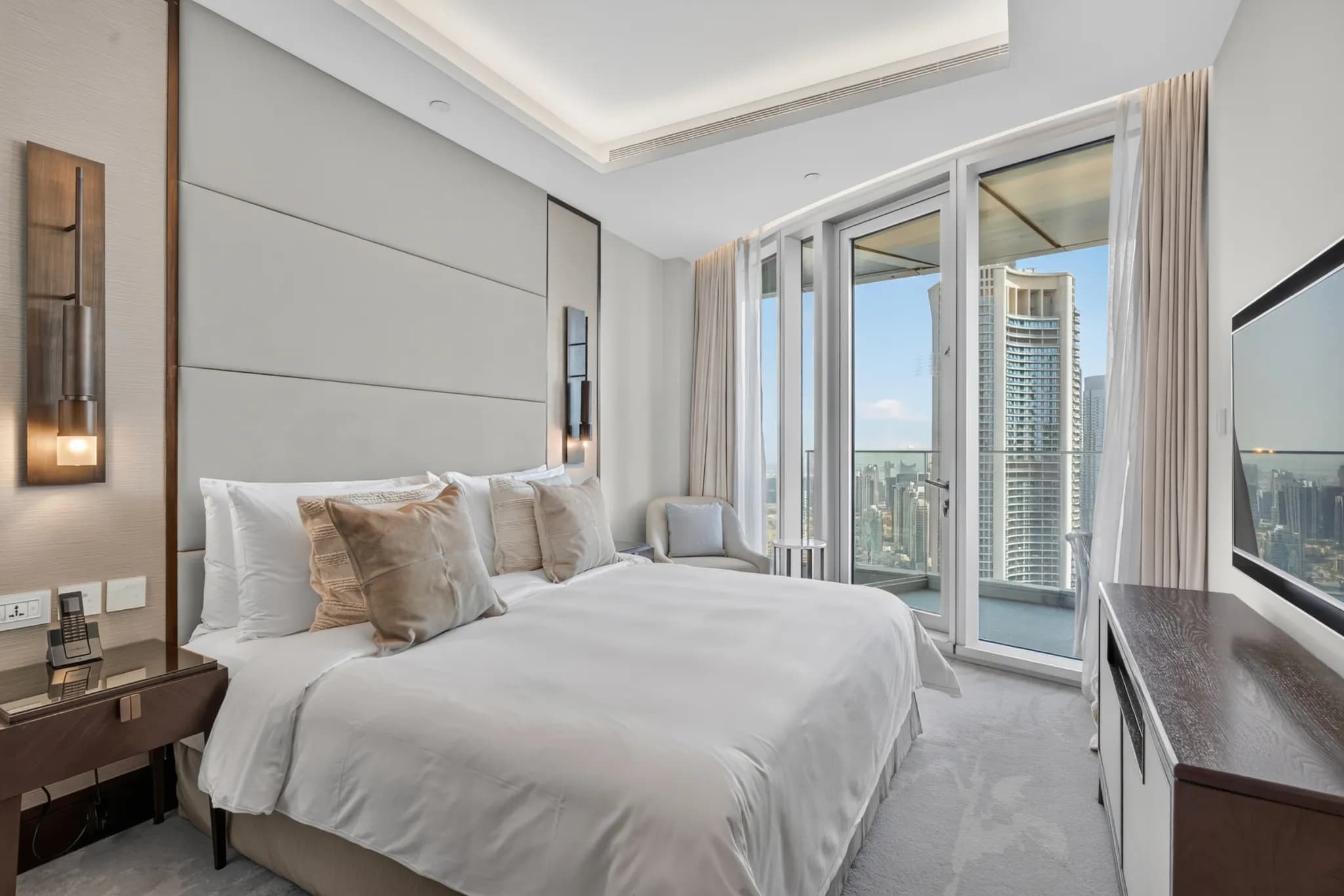 A furnished 4-bedroom home in Address Sky View Tower 2, Downtown - 8