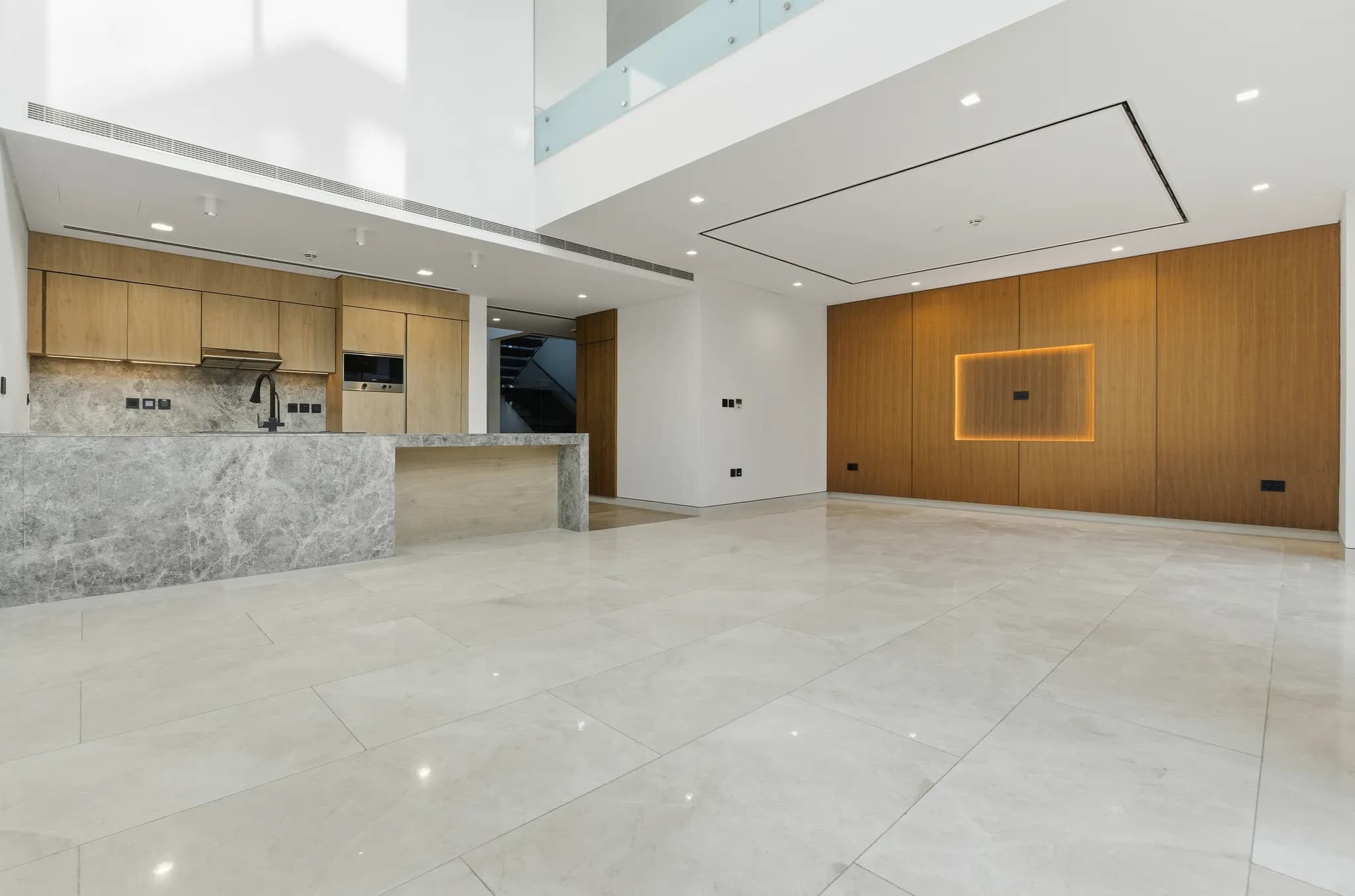 Serene 3-bedroom townhouse in Villa Amalfi, Jumeira Bay Island - 2