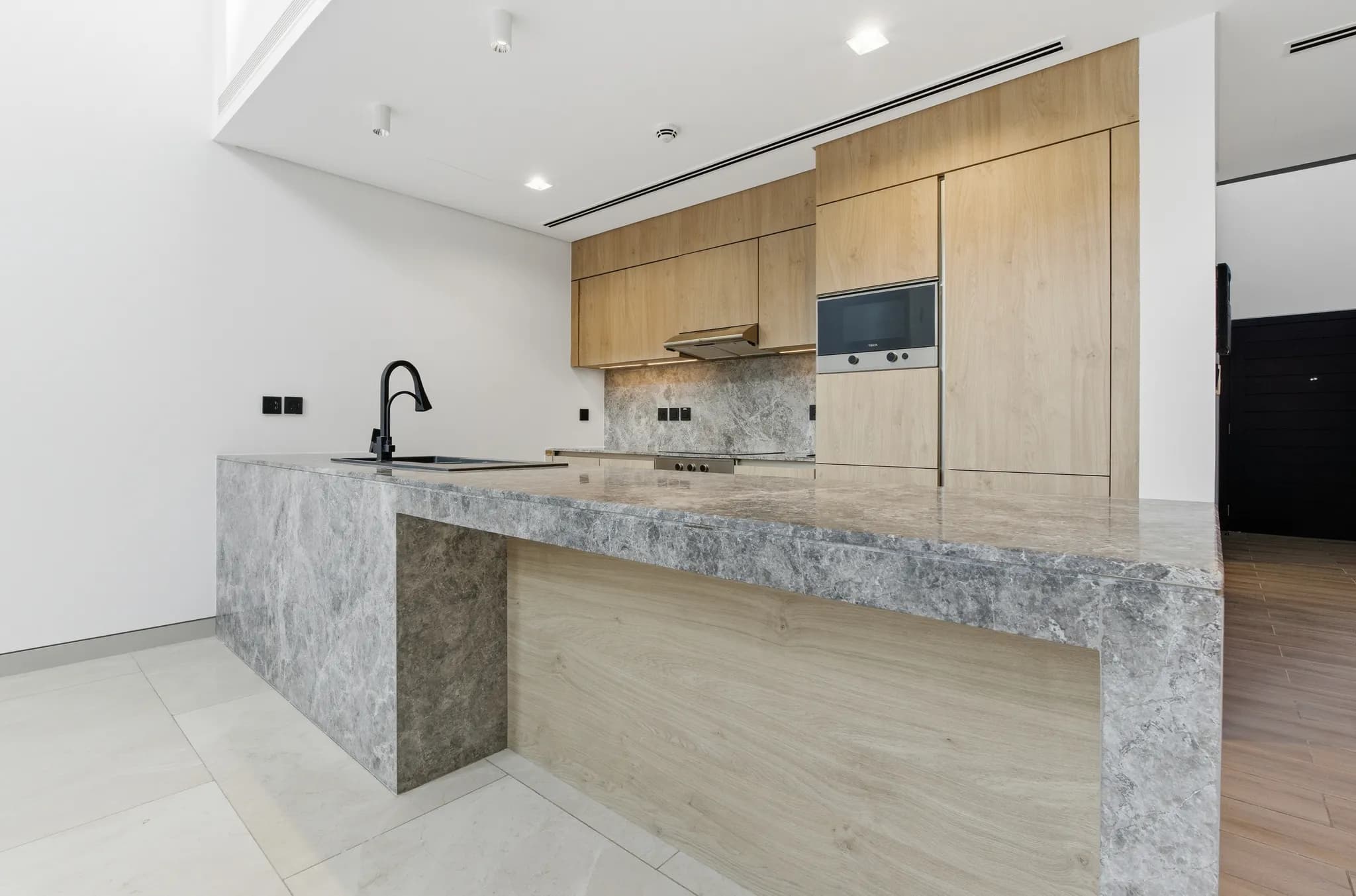 Serene 3-bedroom townhouse in Villa Amalfi, Jumeira Bay Island - 6