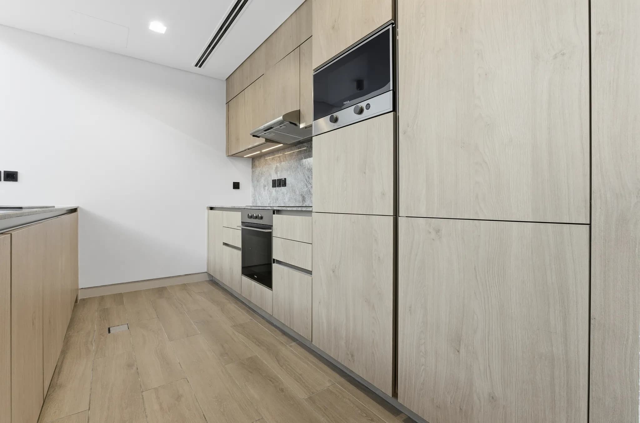 Serene 3-bedroom townhouse in Villa Amalfi, Jumeira Bay Island - 14