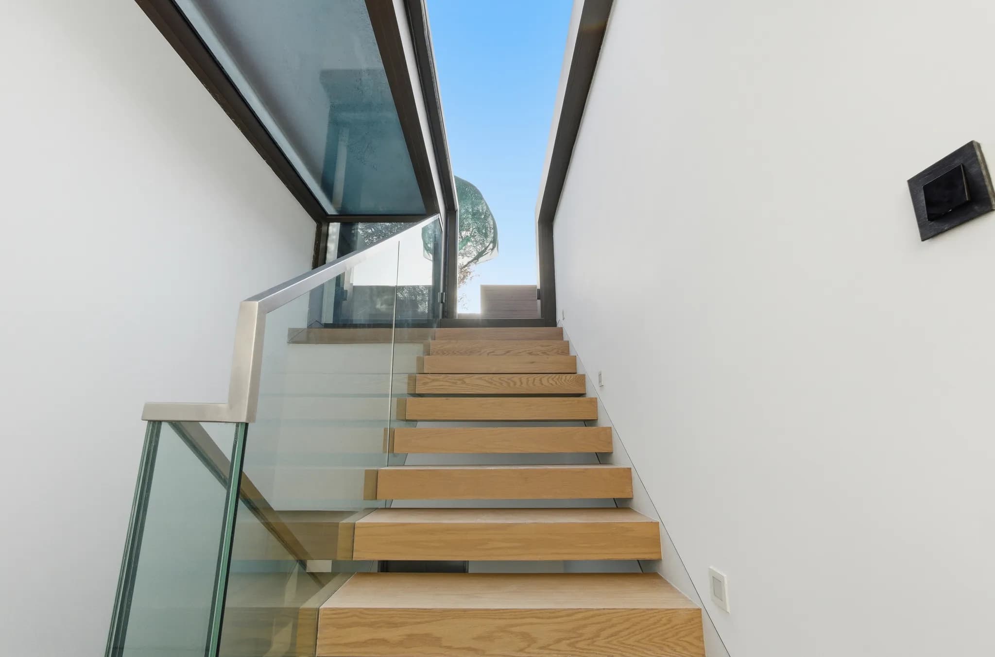 Serene 3-bedroom townhouse in Villa Amalfi, Jumeira Bay Island - 16