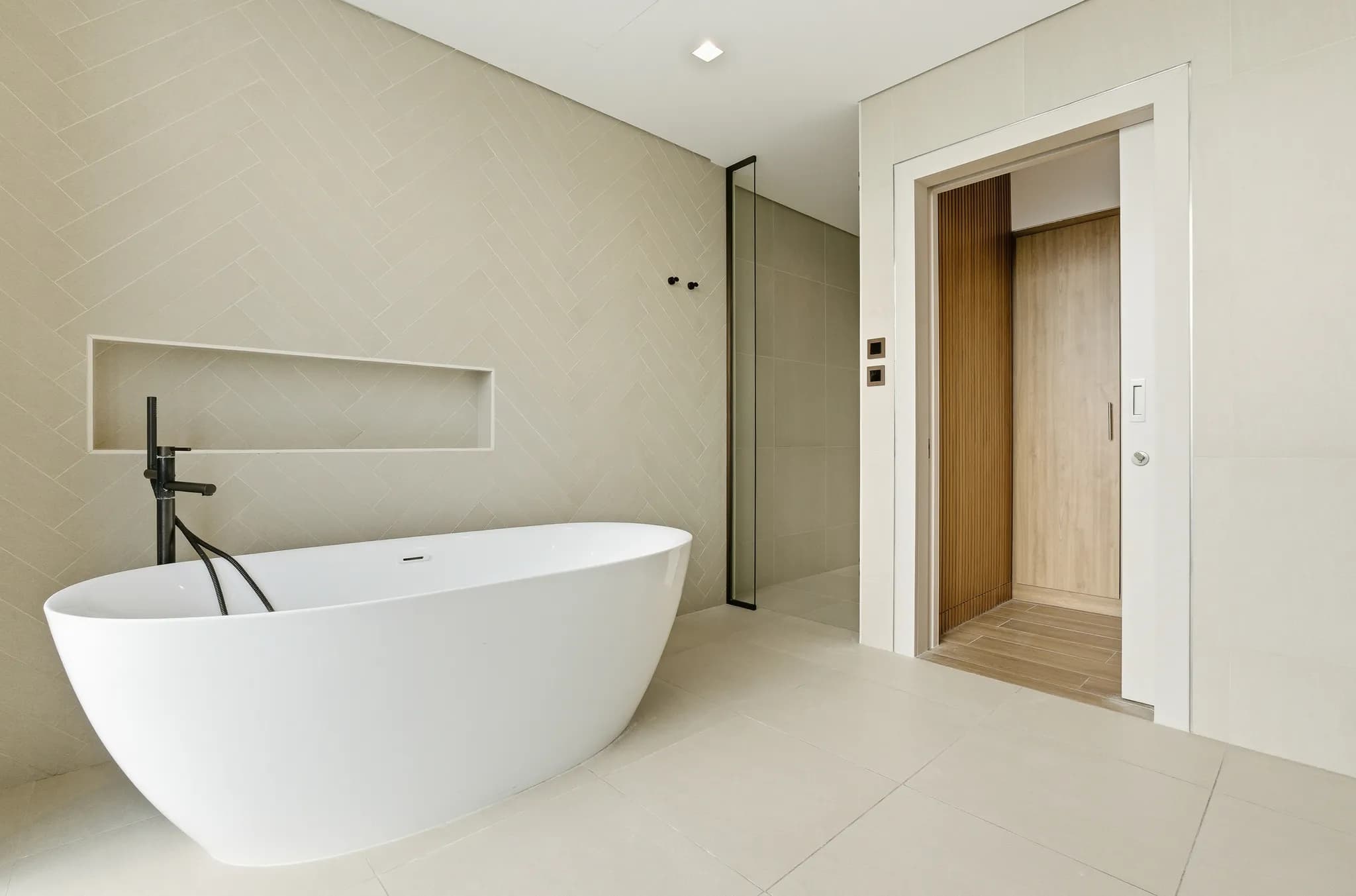 Serene 3-bedroom townhouse in Villa Amalfi, Jumeira Bay Island - 17