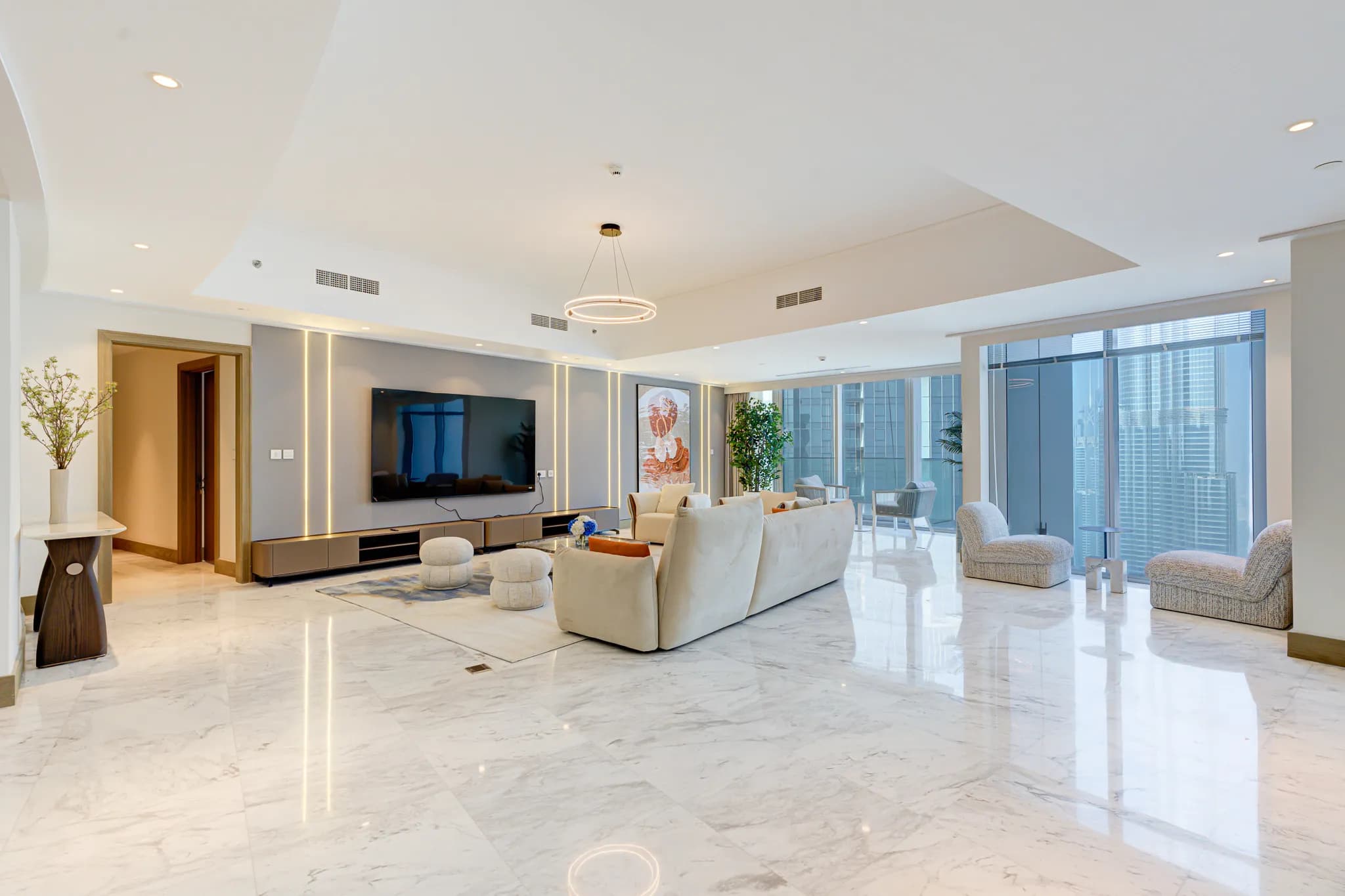 An elegant 5-bedroom apartment in Opera Grand, Downtown Dubai - 3