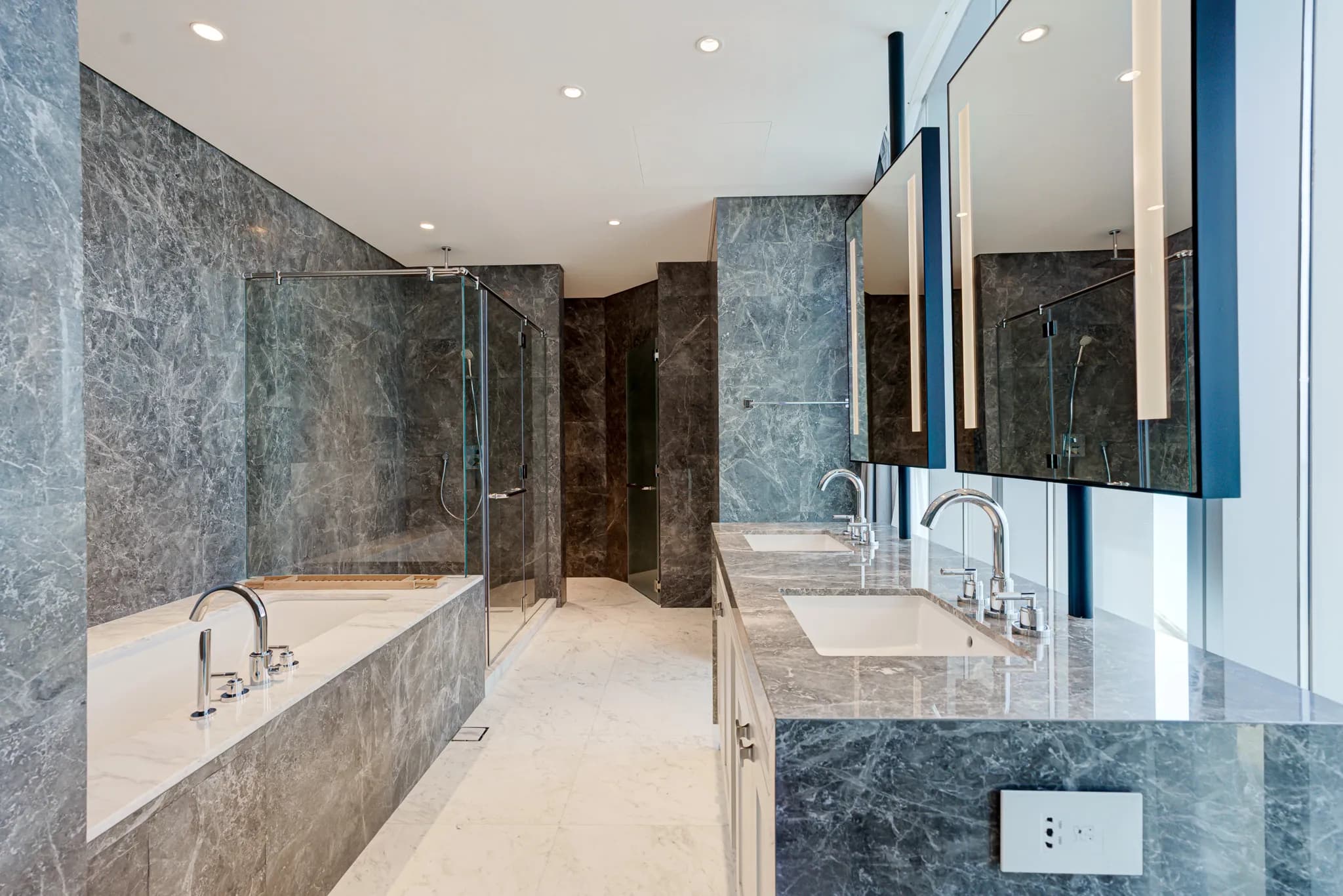 An elegant 5-bedroom apartment in Opera Grand, Downtown Dubai - 11