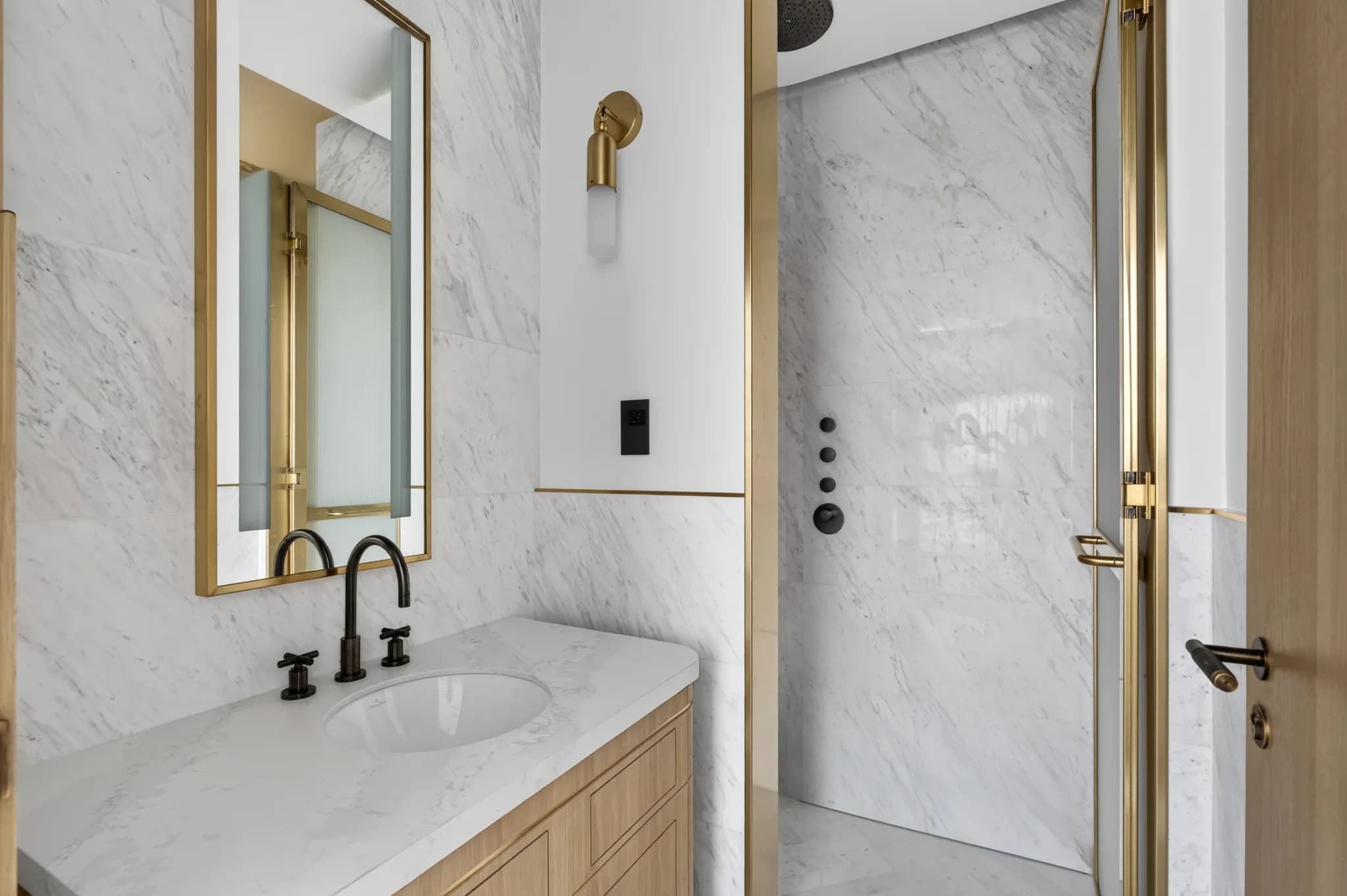 Elegant 4-bedroom duplex at Jumeirah Living, Business Bay - 19
